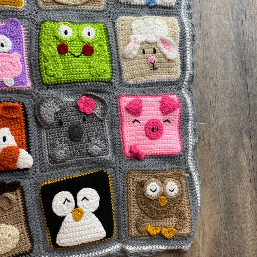 Handmade Crochet Animal‎ Face Baby Blanket Grey Scalloped Border Multi 22in Wide